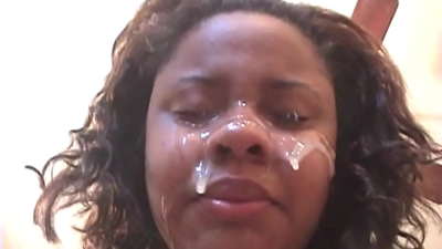 Keça reş a Brezîlyayê piştî seksa anal a bi dîkek mezin, li rûyê xwe kum dibe