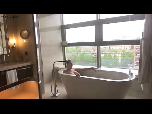 ❤️ Pitikek mezin Bi dilgermî pizika xwe di serşokê de dihejîne ❤️ Vîdyoyê qijk  li porno ku.pornmega-com.ru ﹏