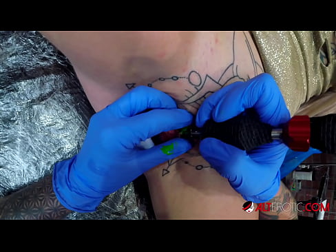 ❤️ Keçika pir tattookirî Sully Savage tattooek li ser klîtorê xwe kir. ❤️ Vîdyoyê qijk  li porno ku.pornmega-com.ru ﹏